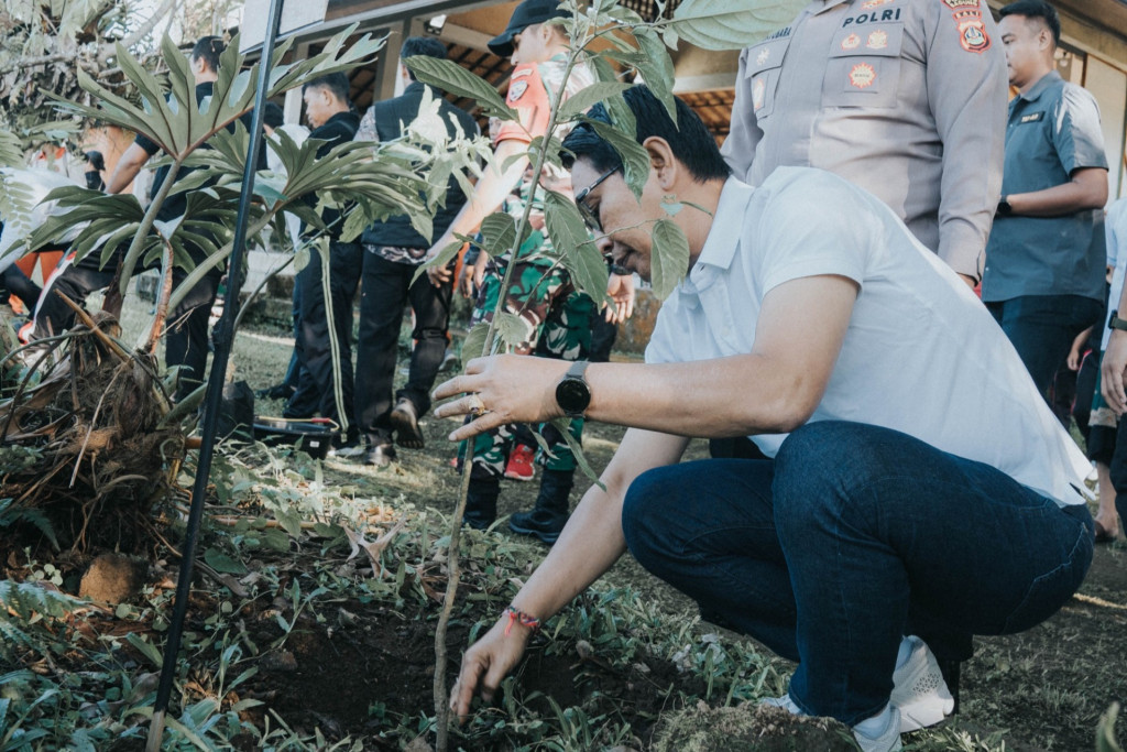Bupati Wayan Adi Arnawa Tanam Pohon di Penataran Agung Pura Puncak Mangu